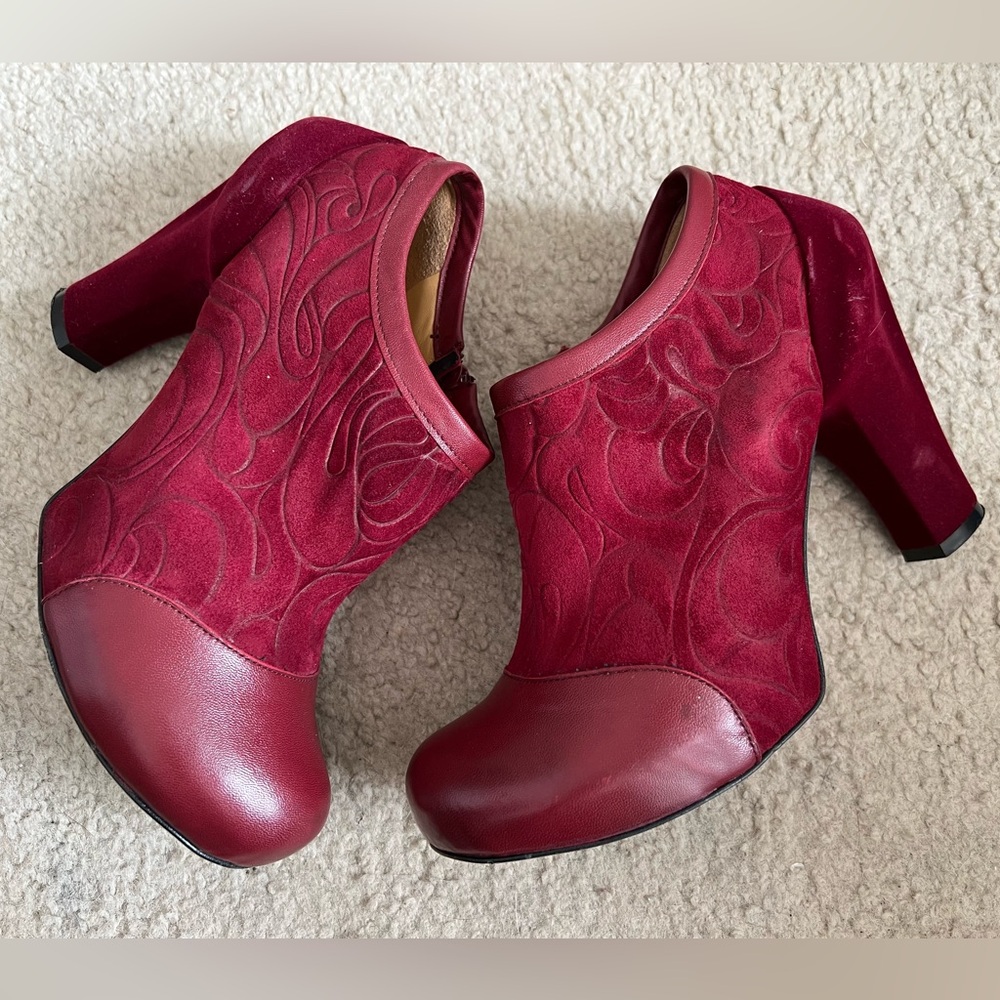 John Fluevog Red Booties Size 7 Burgundy Embossed Suede Velvet Heels Balthazar